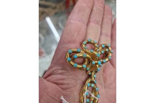 A VICTORIAN TURQUOISE SET LOVERS KNOT BROOCH WITH SERPENTINE STYLE ARTICULATED DROP AND MEMORIAL - Image 8 of 17