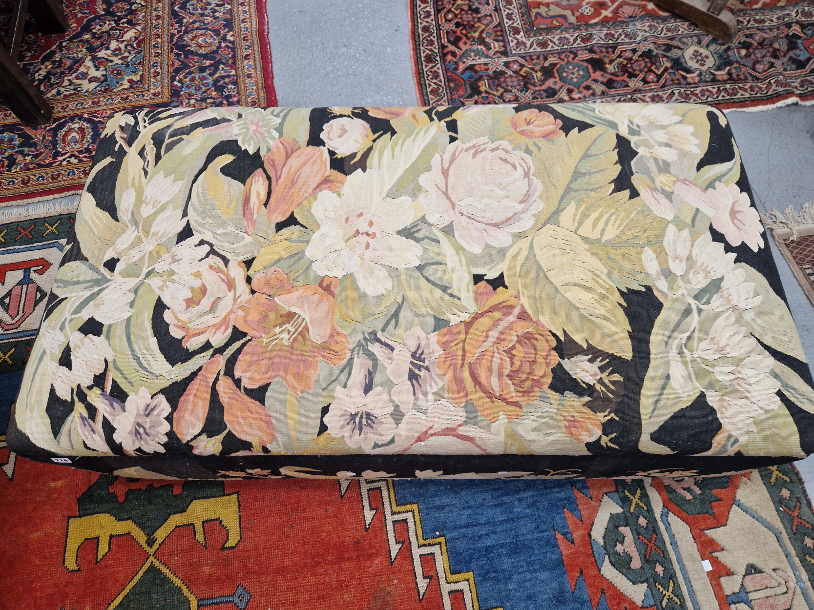 A FLORAL MACHINE WOVEN TAPESTRY COVERED OTTOMAN WITH A CUSHIONED RECTANGULAR LID. W 145 x D 78 x H