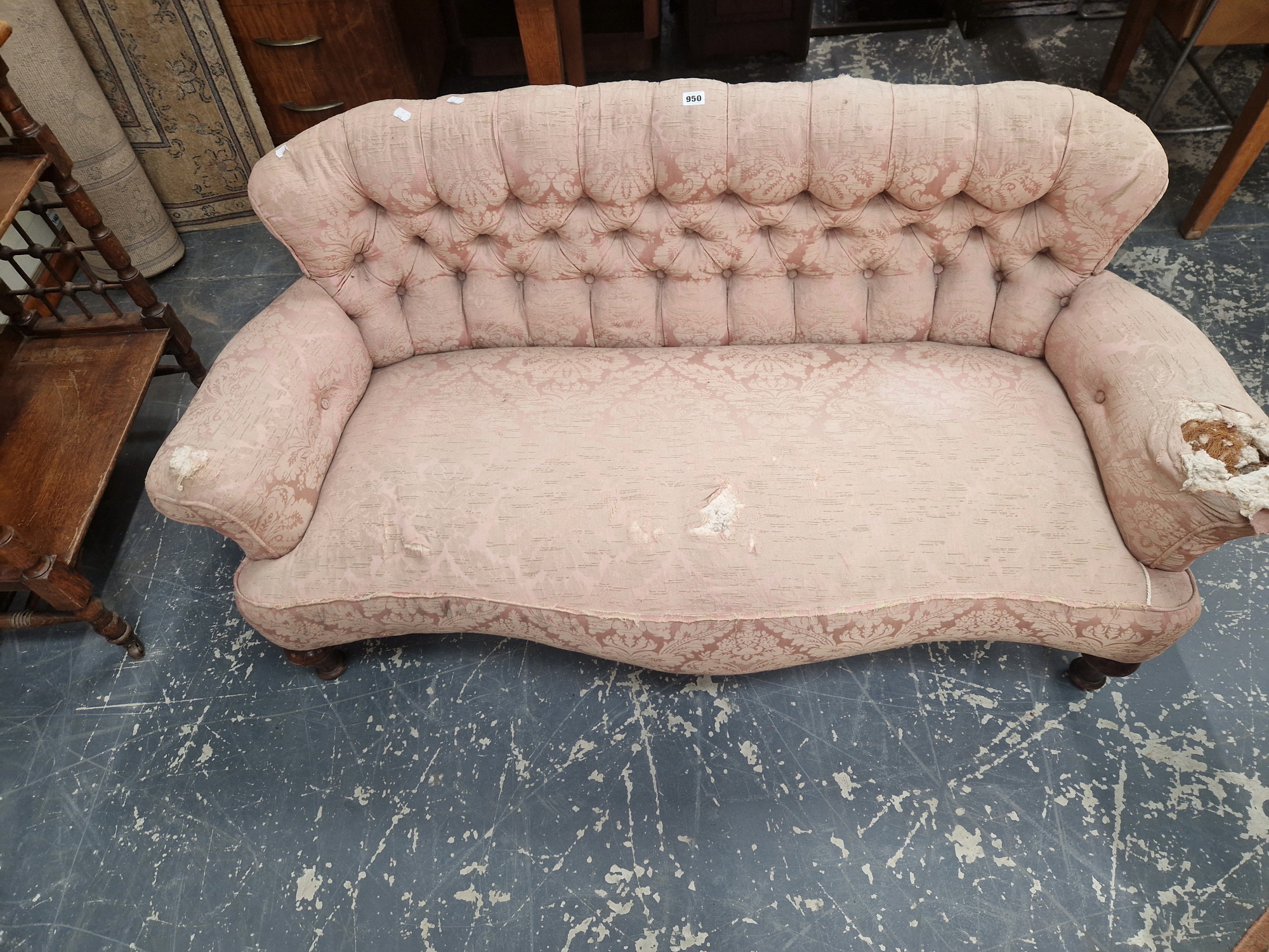 A VICTORIAN MAHOGANY SETTEE BUTTON UPHOLSTERED IN PINK DAMASK, THE FRONT LEGS OF SPINDLE SHAPE - Image 3 of 5