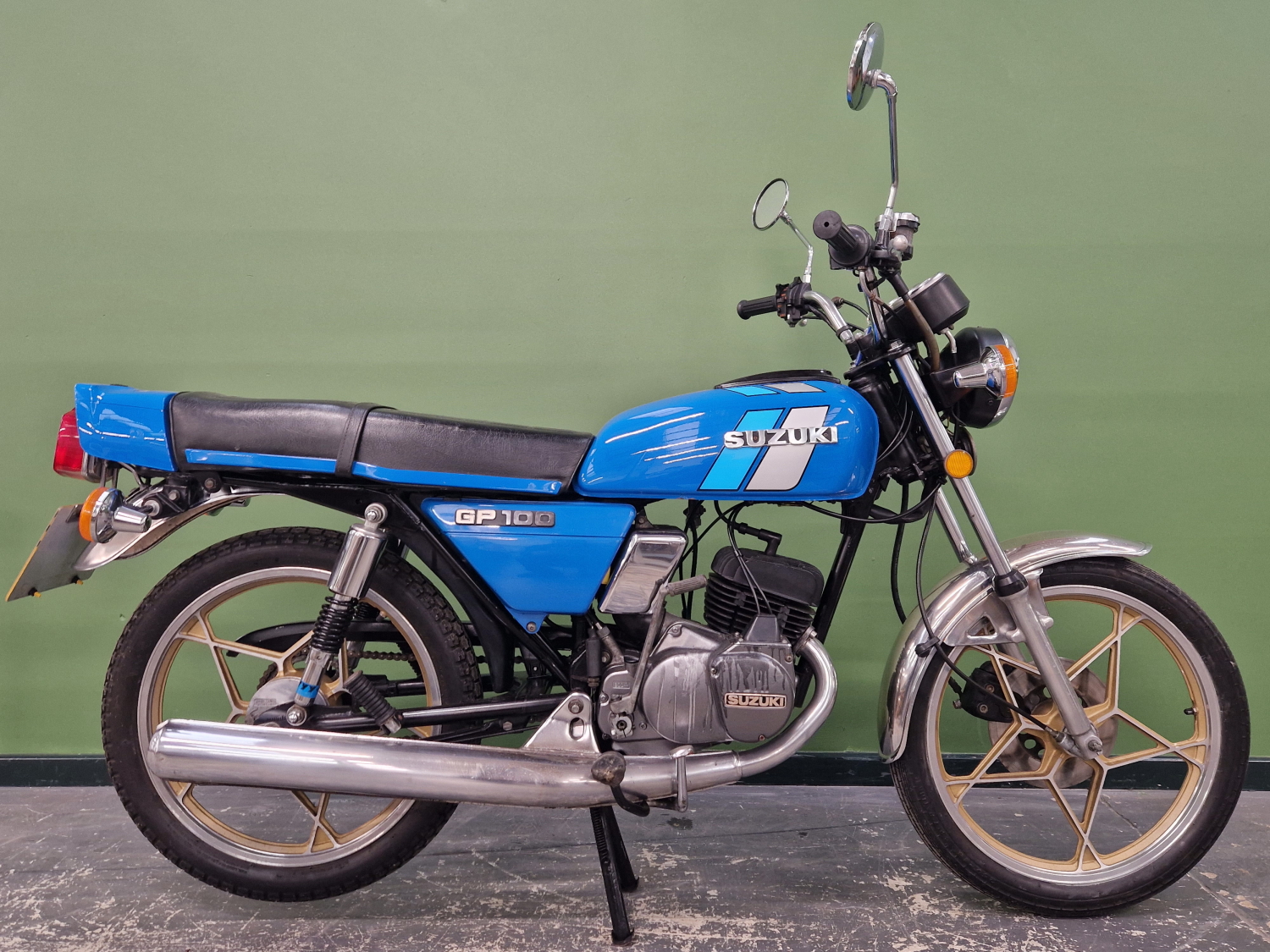 SUSUKI GP100 MOTORCYCLE 1983- APPROX 3860 MILES FROM NEW. GOOD RUNNER AND RIDER. - Image 2 of 2