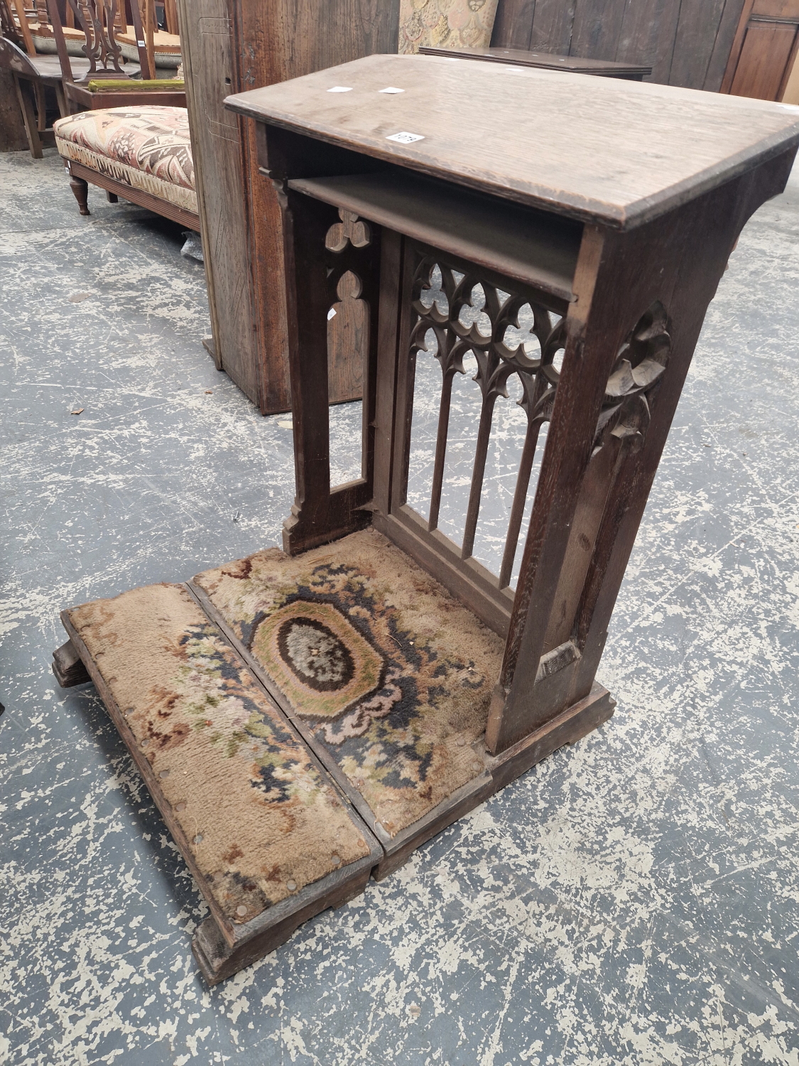 A VICTORIAN GOTHIC REVIVAL PRAYER STAND WITH PIERCED ARCH PANEL FRONT. - Image 2 of 4