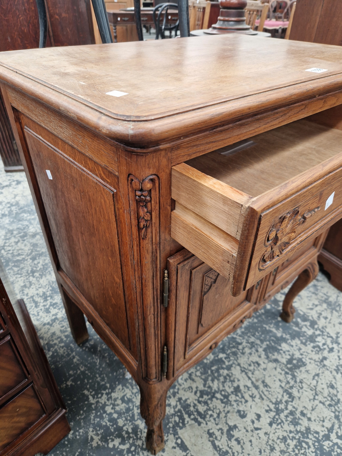AN OAK SIDE CABINET WITH A DRAWER ABOVE PANELLED DOORS, CABRIOLE FRONT LEGS ON CARVED FEET - Image 4 of 4