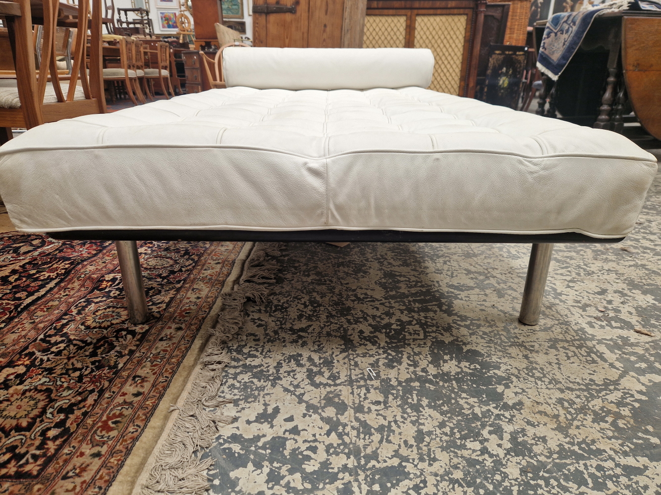 A VINTAGE DAY BED WITH METAL FRAME, CHROME LEGS AND WHITE LEATHER MATTRESS. - Image 3 of 6