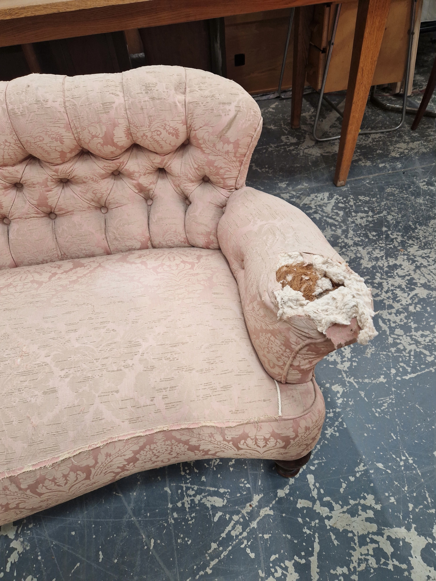 A VICTORIAN MAHOGANY SETTEE BUTTON UPHOLSTERED IN PINK DAMASK, THE FRONT LEGS OF SPINDLE SHAPE - Image 4 of 5