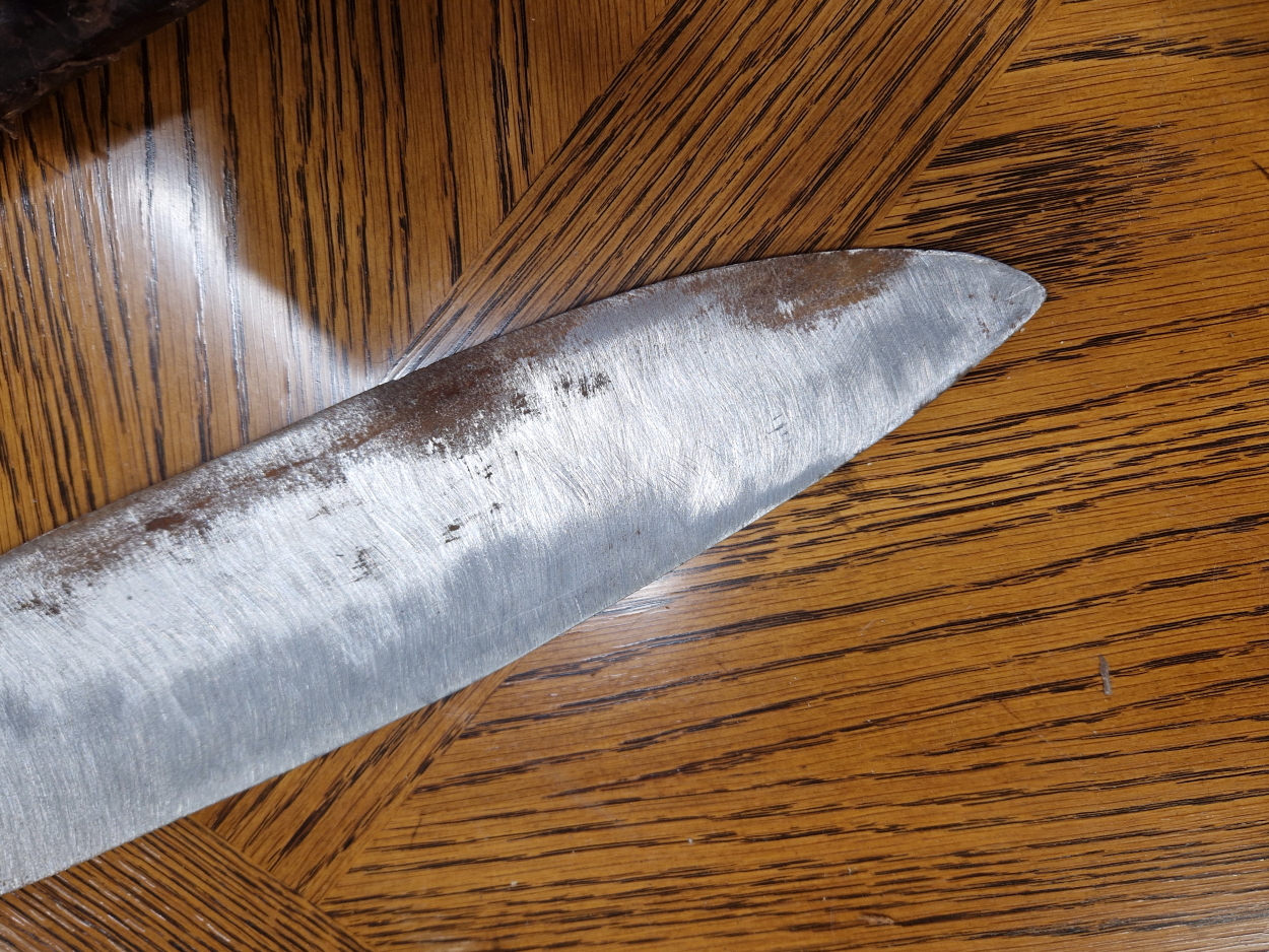 A KUKRI IN A LEATHER SCABBARD, THE HANDLE OF ALUMINIUM, THE OVERALL LENGTH. 73cms. - Image 2 of 6