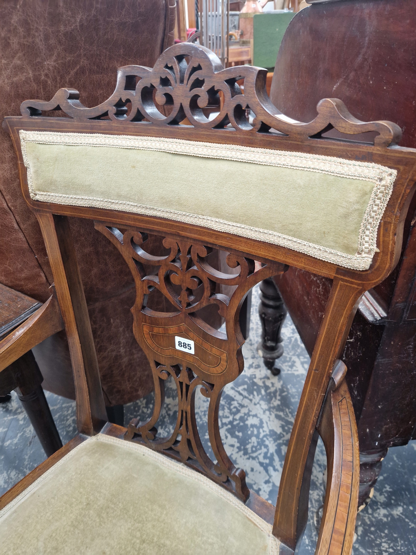AN EARLY 20th C. SATIN WOOD BANDED MAHOGANY ELBOW CHAIR WITH AN UPHOLSTERED TOP RAIL OVER THE SPLAT - Image 3 of 3