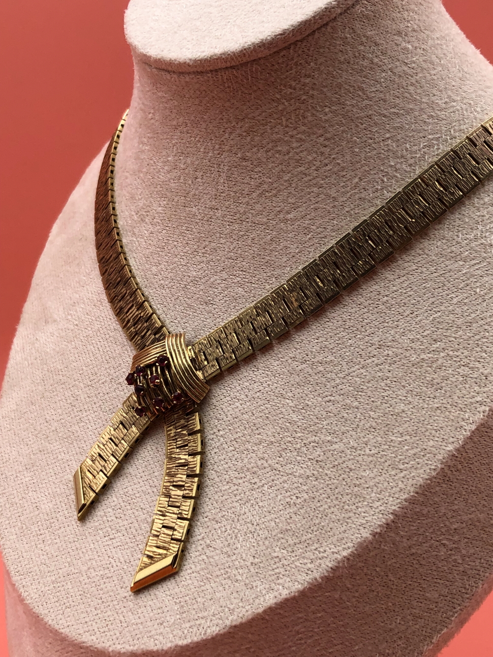 A VINTAGE 9ct HALLMARKED GOLD RUBY SET BARKED TEXTURED BRICK LINK FLAT NECKLACE COLLAR. THE NECKLACE - Image 4 of 8