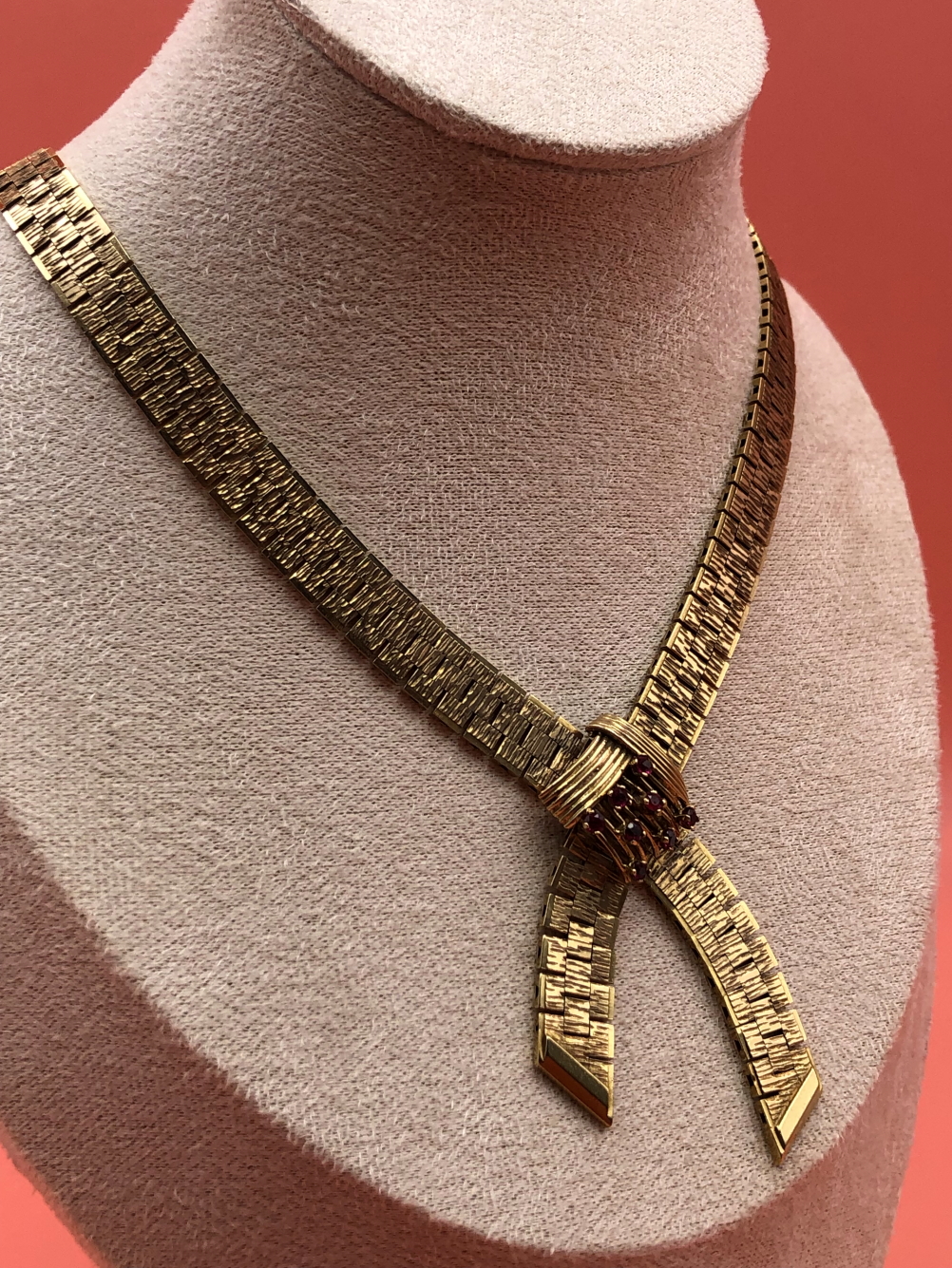A VINTAGE 9ct HALLMARKED GOLD RUBY SET BARKED TEXTURED BRICK LINK FLAT NECKLACE COLLAR. THE NECKLACE - Image 6 of 8