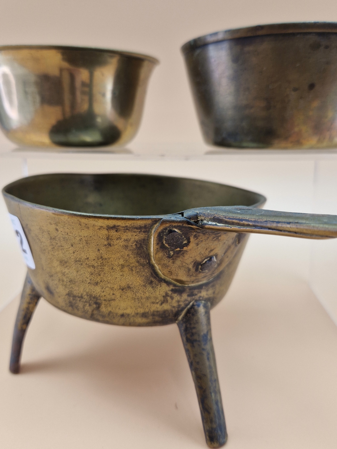 AN 18th C. BRASS TRIPOD SKILLET, A LATER BRASS SAUCEPAN TOGETHER WITH A BRASS BOWL. Dia. 10cms. - Image 5 of 6