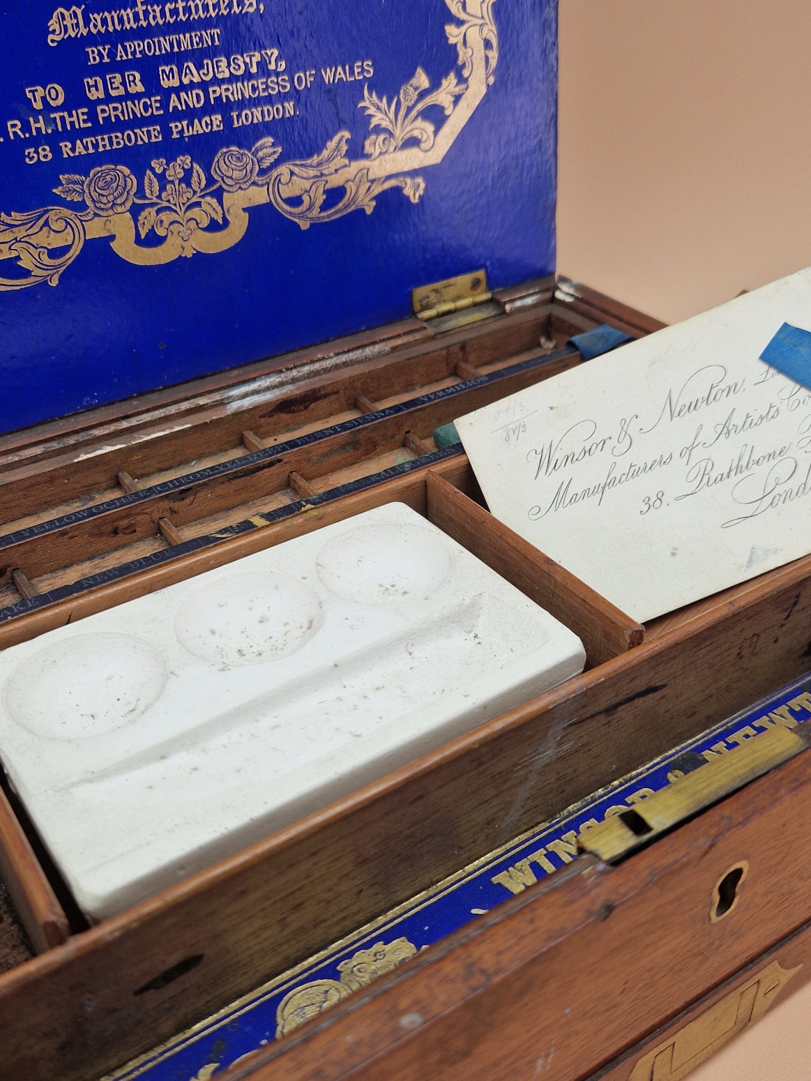 A VICTORIAN WINSOR & NEWTON MAHOGANY PAINT BOX WITH COMPARTMENTS ABOVE A DRAWER CONTAINING CERAMIC - Image 4 of 10