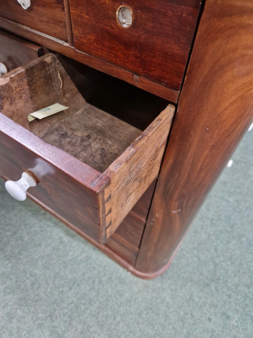 A MAHOGANY SHOP COUNTER FITTED WITH MULTIPLE DRAWERS AND CUPBOARDS EACH WITH WHITE CERAMIC KNOB - Image 20 of 23