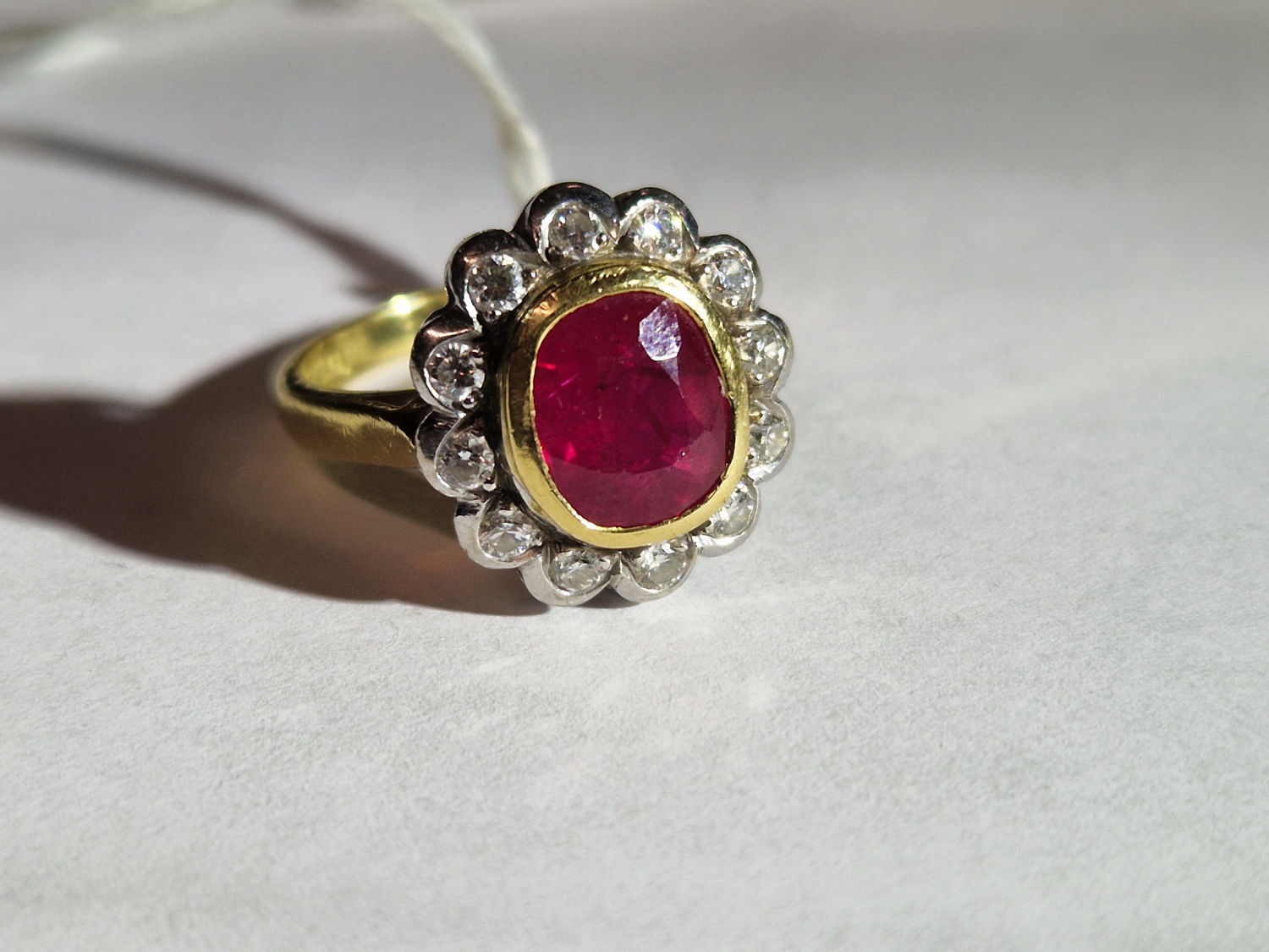AN 18ct HALLMARKED GOLD RUBY AND DIAMOND OVAL SHAPED CLUSTER RING. THE SINGLE MEDIUM TO DARK - Image 14 of 20
