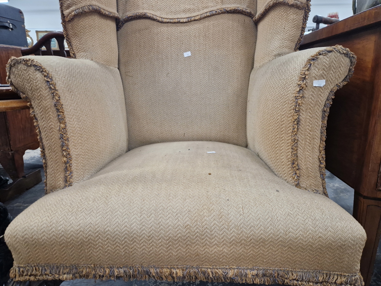 AN ANTIQUE MAHOGANY WING BACK ARMCHAIR, THE CABRIOLE FRONT LEGS ON PAW FEET - Image 4 of 5