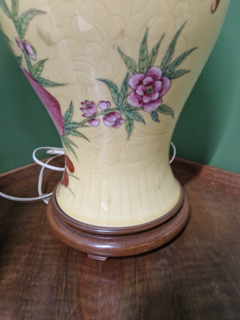 A LARGE ORIENTAL VASE WITH YELLOW GROUND AND FRUIT TREE DECORATION- LATER MOUNTED AS A LAMP. - Image 10 of 27