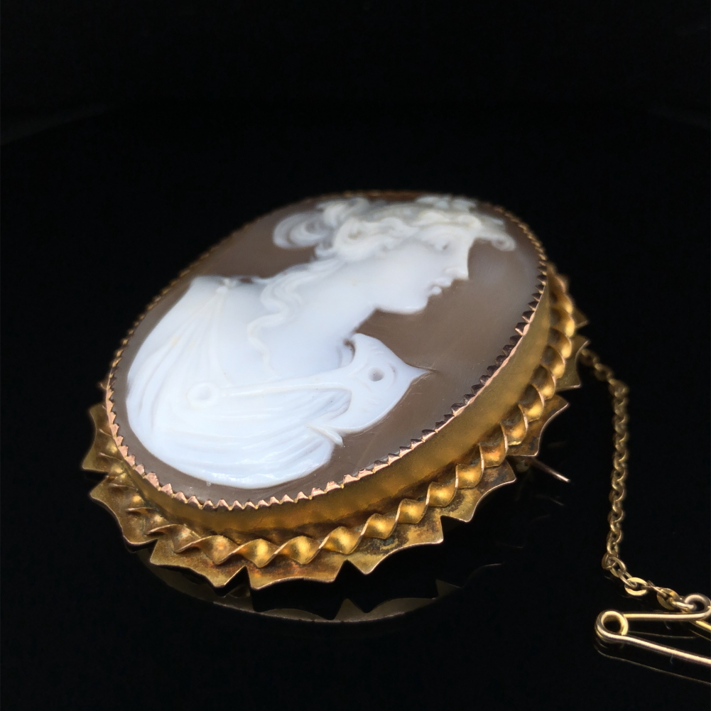 AN ANTIQUE CARVED SHELL CAMEO MOUNTED BROOCH DEPICTING A MAIDEN WITH FLOWING HAIR WITH AN ANCHOR - Image 2 of 4