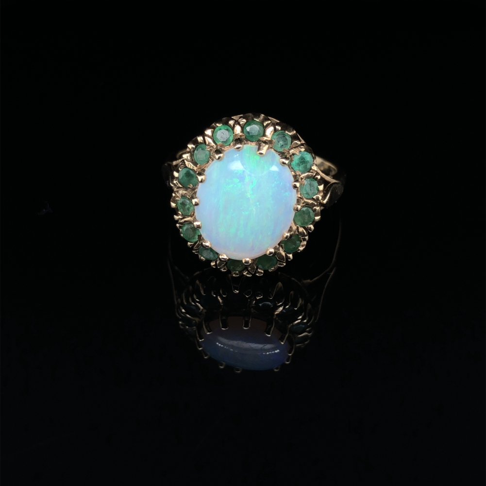 AN VINTAGE 9ct HALLMARKED GOLD OPAL AND EMERALD CLUSTER RING. DATED LONDON 1978. FINGER SIZE Q. - Image 7 of 7