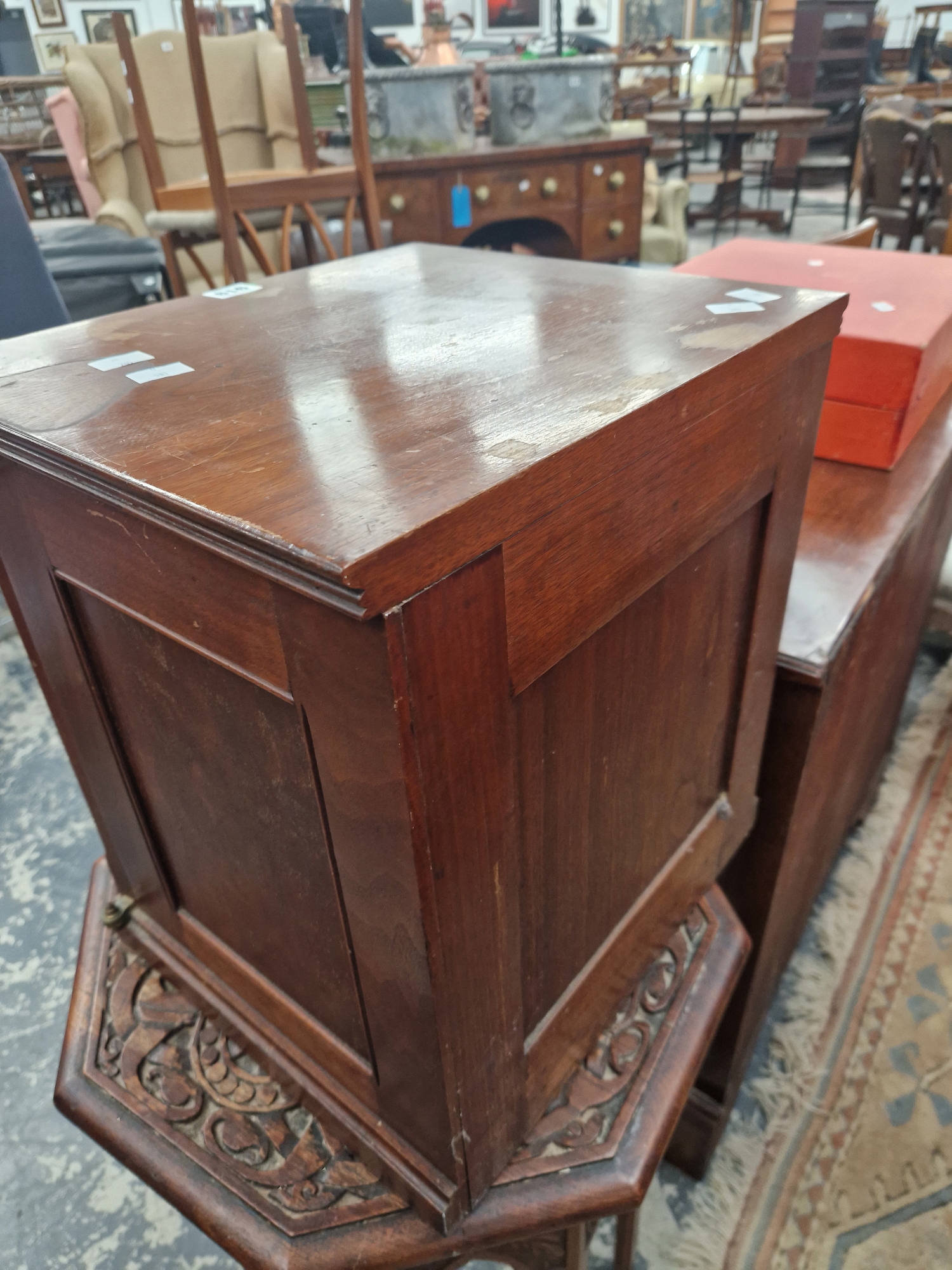 AN AMBERGS PATENT THREE DRAWER TABLE TOP FILING CABINET ENCLOSED BY A DOOR - Image 5 of 5