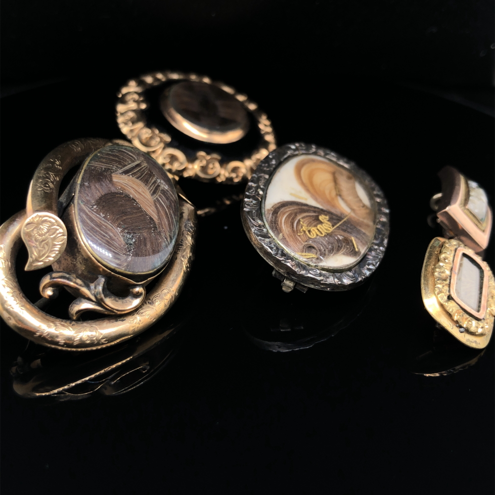 A GROUP OF FIVE ANTIQUE MOURNING BROOCHES. UNHALLMARKED, THREE ASSESSED AS 9ct GOLD. GROSS WEIGHT OF - Image 4 of 5