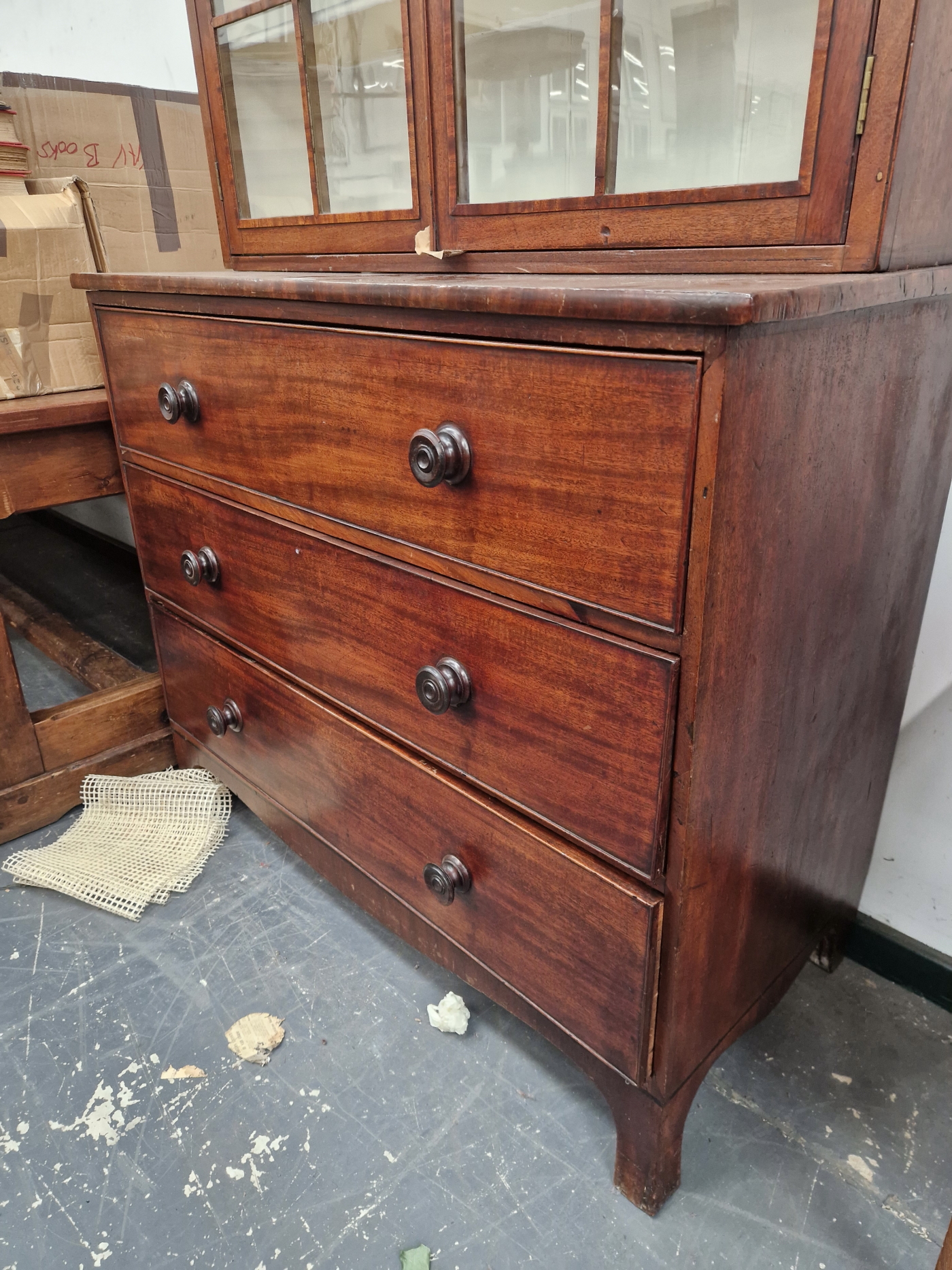 AN ANTIQUE MAHOGANY DISPLAY CABINET WITH A CHEST OF THREE LONG DRAWERS BASE.   W 112 x D 51 x H - Image 2 of 4
