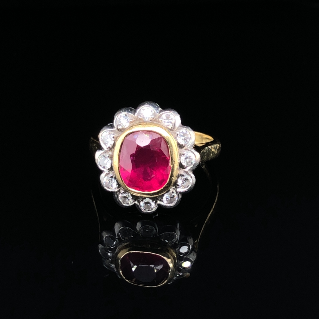 AN 18ct HALLMARKED GOLD RUBY AND DIAMOND OVAL SHAPED CLUSTER RING. THE SINGLE MEDIUM TO DARK - Image 4 of 20