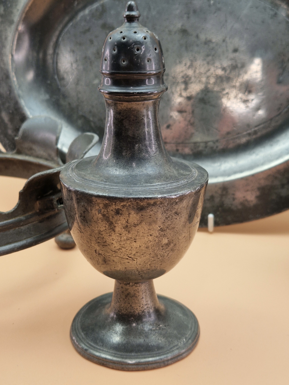 PEWTER: TWO OVAL DISHES, A BRAZIER, A CASTER, TWO SPIRIT MEASURES, A LIDDED PINT MUG AND A HALF PINT - Image 4 of 8