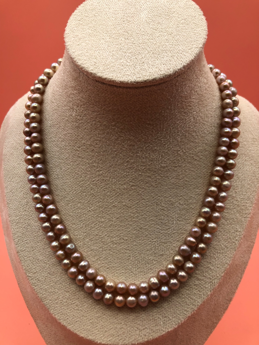 TWO STRINGS OF CULTURED PEARLS. A PINK 82cm ROPE WITH A 9ct HALLMARKED GOLD CLASP, AND A FURTHER - Image 2 of 6