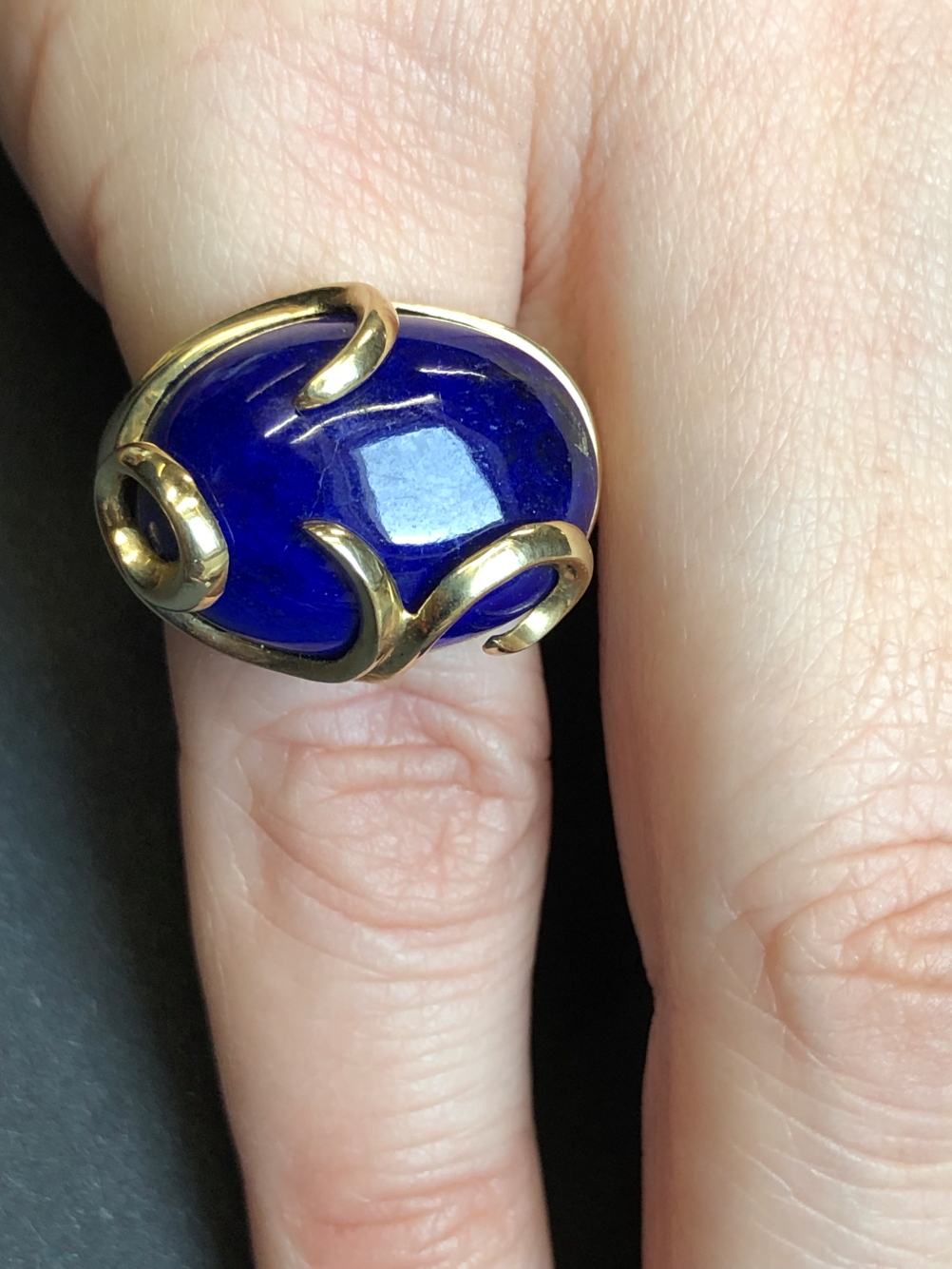 A CONTEMPORARY LAPIS LAZULI AND 9ct HALLMARKED GOLD RING. FINGER SIZE K. WEIGHT 8.73grms. - Image 6 of 8