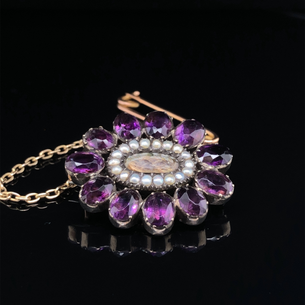 AN ANTIQUE GEMSET AND SEED PEARL MOURNING BROOCH COMPLETE WITH ATTACHED SAFETY CHAIN. - Image 2 of 3