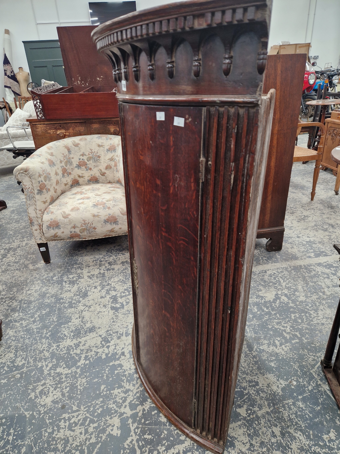 A LARGE GEORGE III OAK TWO DOOR BOW FRONT CORNER CABINET. - Image 6 of 8