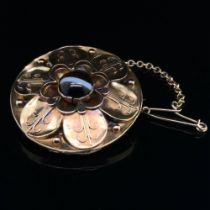 AN ANTIQUE BANDED AGATE AND GOLD BROOCH WITH OPEN PHOTO PANEL TO REVERSE, COMPLETE WITH SAFETY