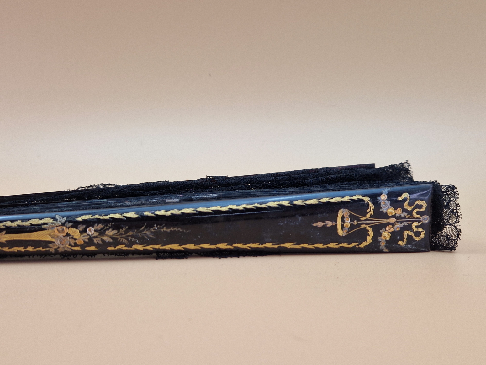 A BOXED BLACK LACE FAN, THE LEAF PAINTED WITH TWO AMORINI PLAYING TO A SEATED LADY, THE GUARD STICKS - Image 8 of 10