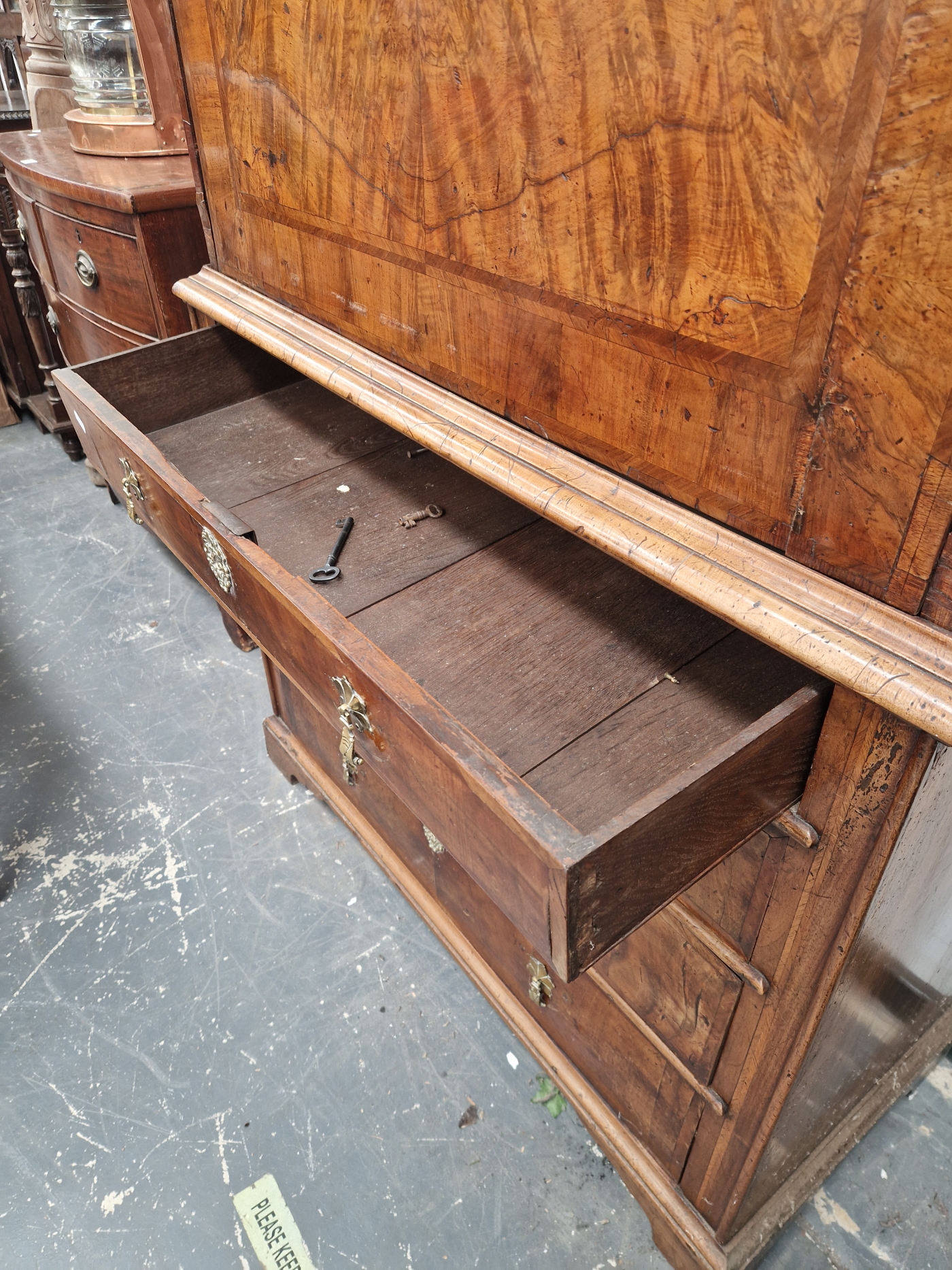 AN EARLY 18th C. WALNUT DROP FRONT BUREAU CHEST, AN OVOLO FRONT DRAWER ABOVE THE FALL, THE BASE WITH - Image 9 of 9