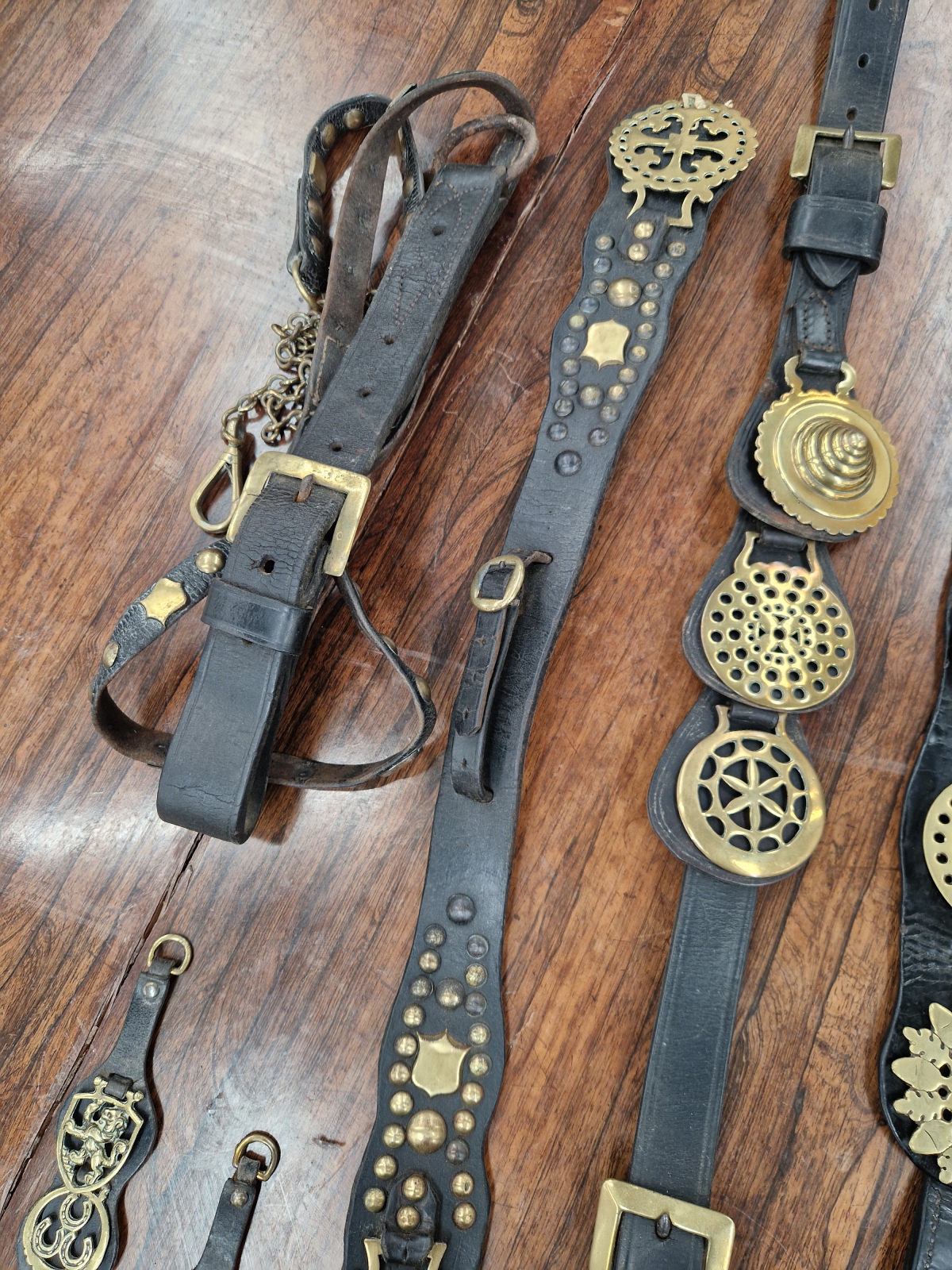 A COLLECTION OF HORSE BRASSES ON LEATHER STRAPS TOGETHER WITH AN AFRICAN TRIBAL STOOL - Image 5 of 6