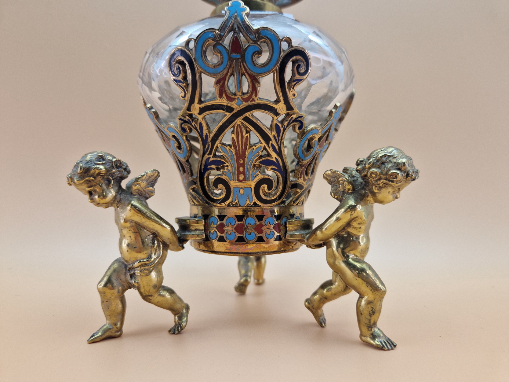 A LATE 19th C. FRENCH CLEAR CUT GLASS AND CHAMPLEVE ENAMEL OIL LAMP SUPPORTED BY THREE BRASS CUPIDS - Image 2 of 10