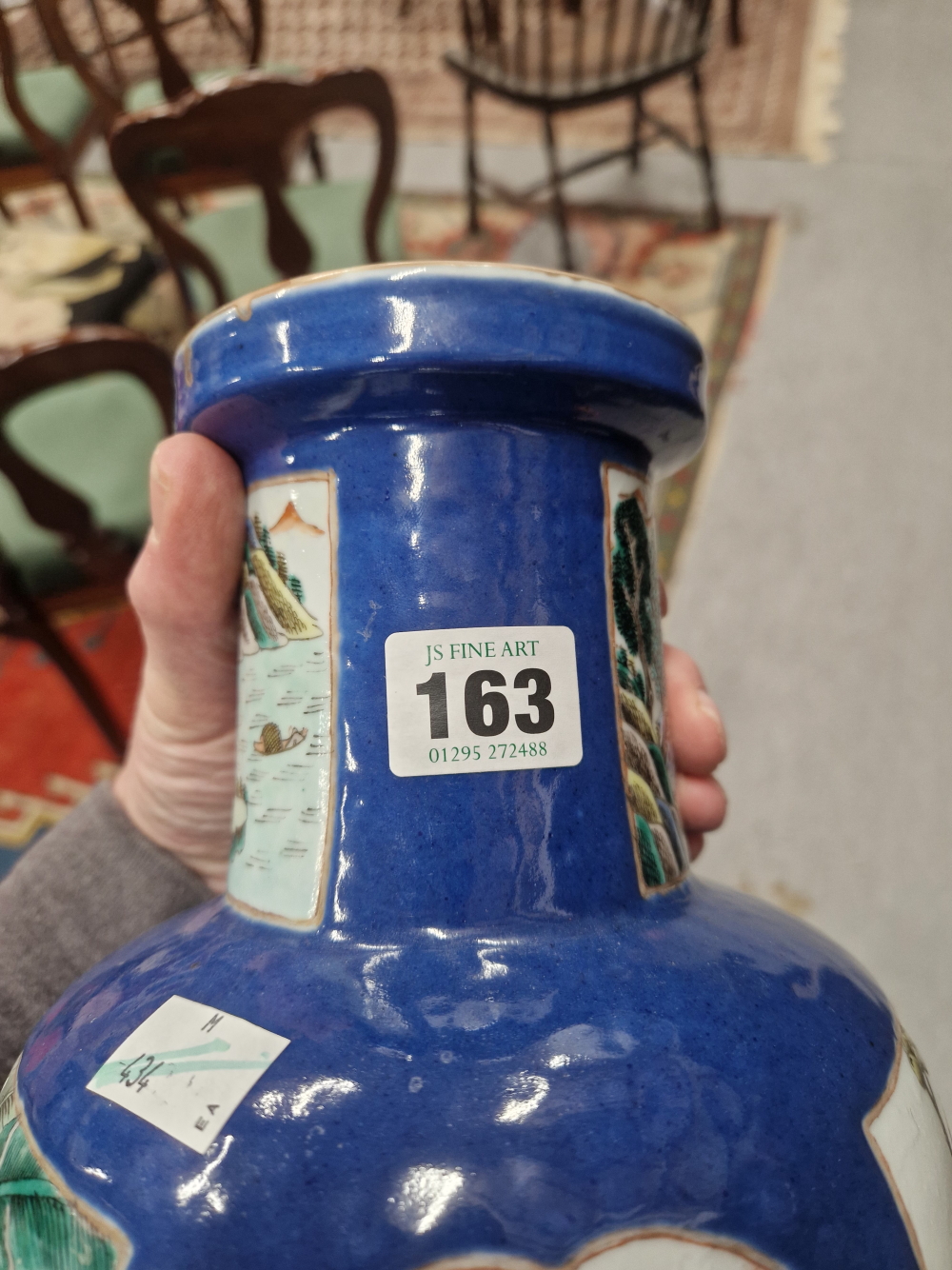 A CHINESE BLUE GROUND VASE PAINTED WITH A RESERVE OF THREE LADIES ON A TERRACE AND WITH GARDEN - Image 15 of 17