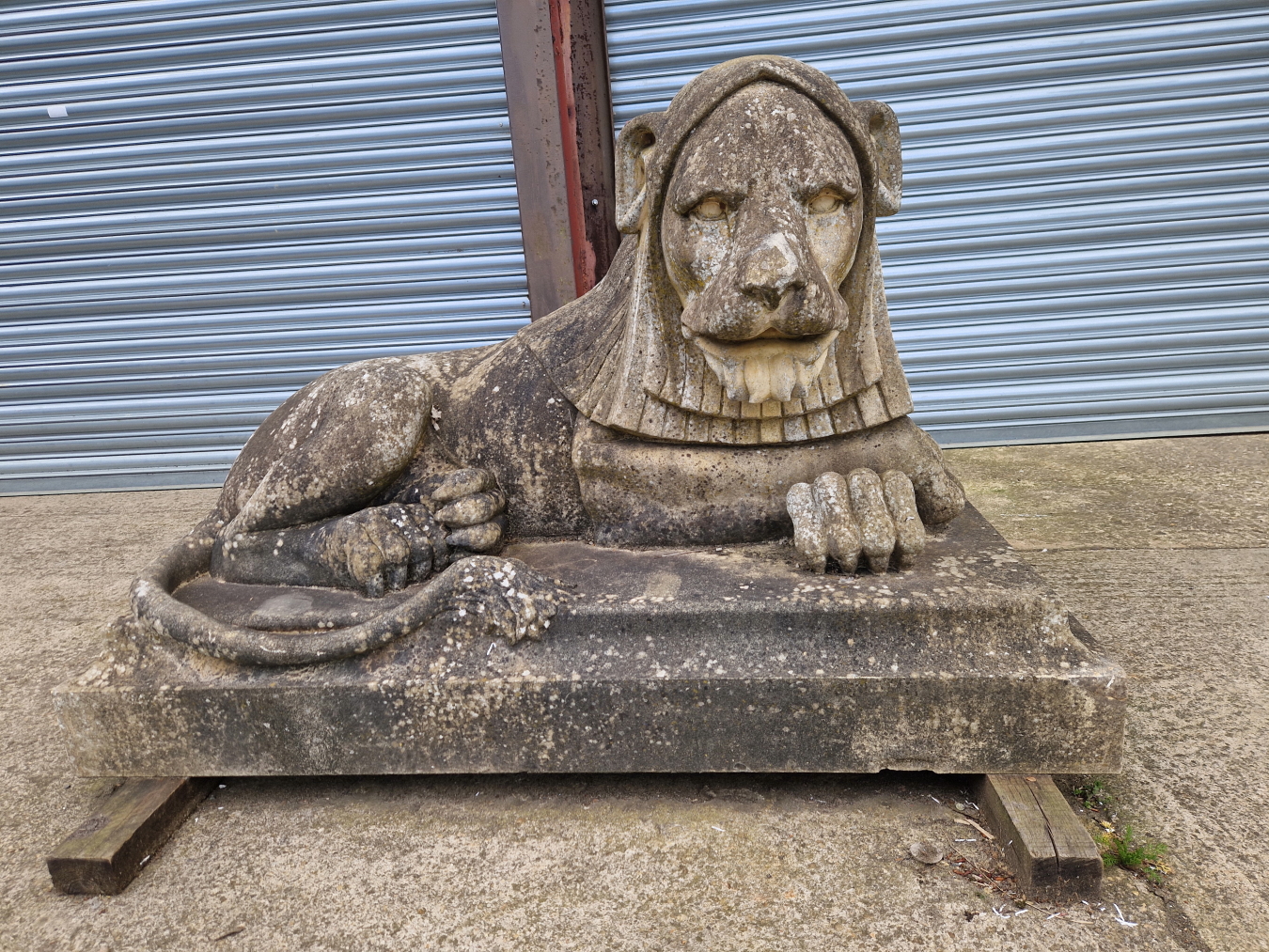 AN IMPRESSIVE PAIR OF RECONSTITUTED STONE ART DECO STYLISED RECUMBENT LIONS. - Image 13 of 13