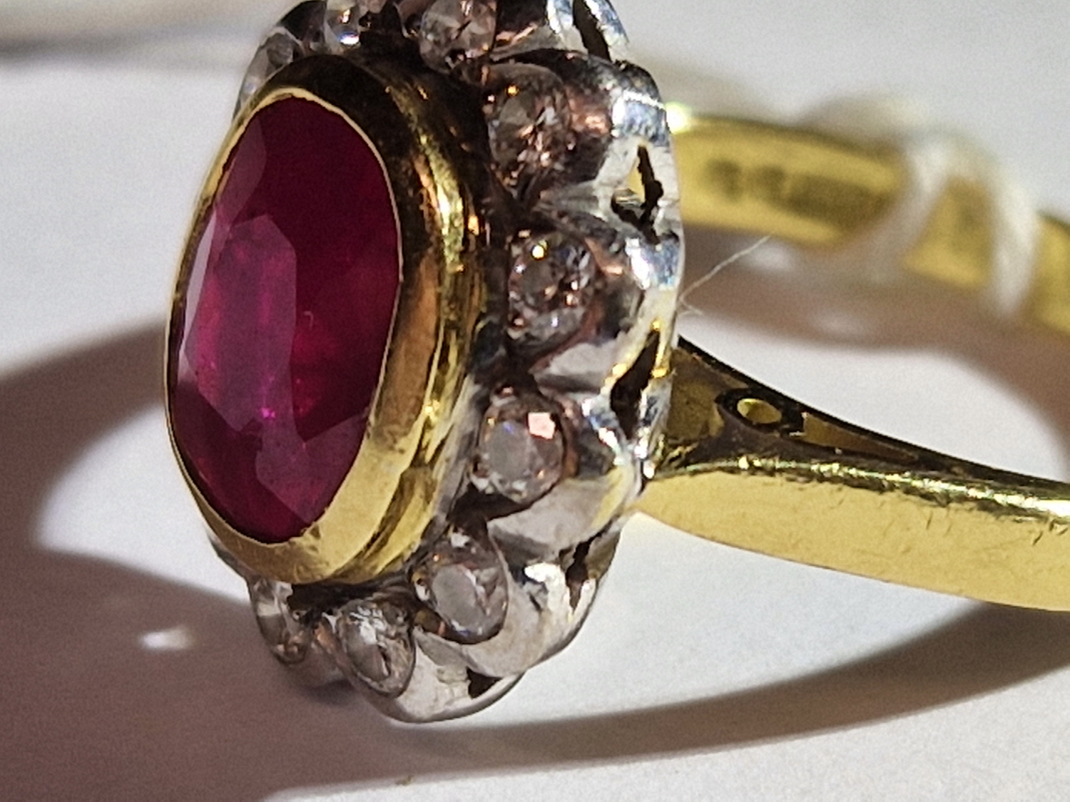 AN 18ct HALLMARKED GOLD RUBY AND DIAMOND OVAL SHAPED CLUSTER RING. THE SINGLE MEDIUM TO DARK - Image 19 of 20