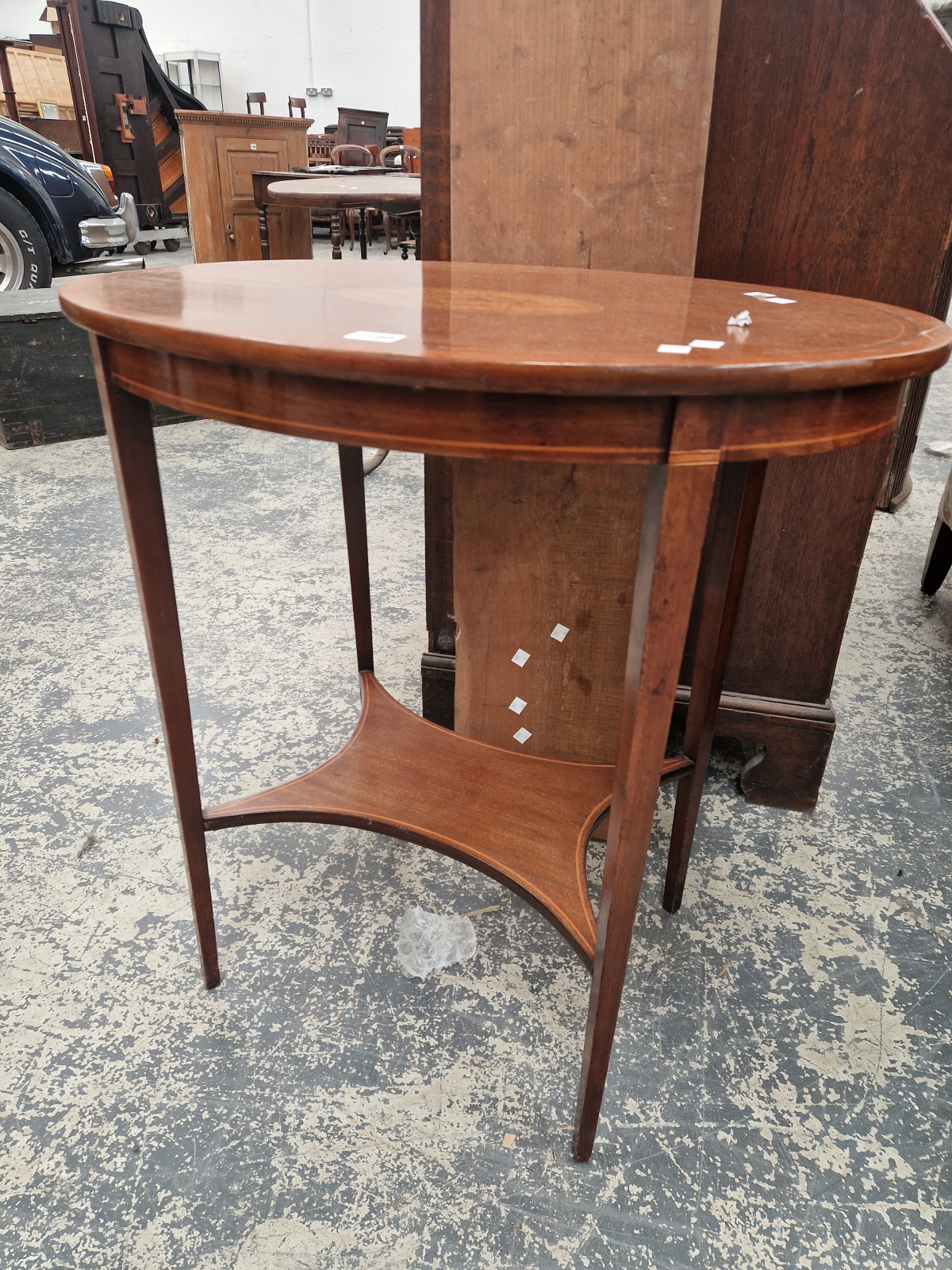 AN EDWARDIAN INLAID AND CROSS BANDED OAVAL OCCASIONAL TABLE WITH LOWER TIER. - Image 2 of 3