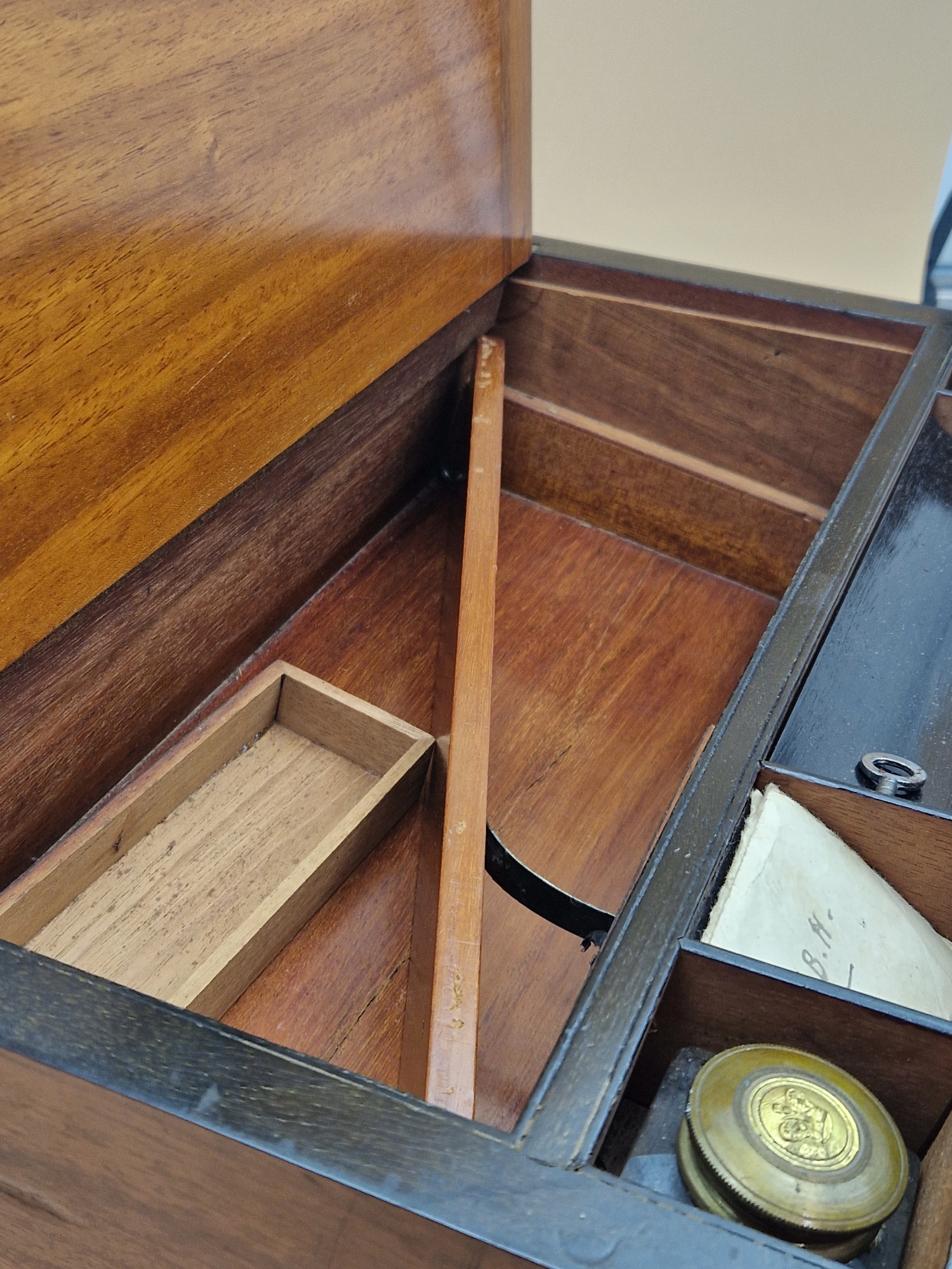 A VICTORIAN BRASS BOUND ROSEWOOD WRITING SLOPE WITH INTERIOR INKWELL, COMPARTMENT AND DRAWERS. W - Image 8 of 8