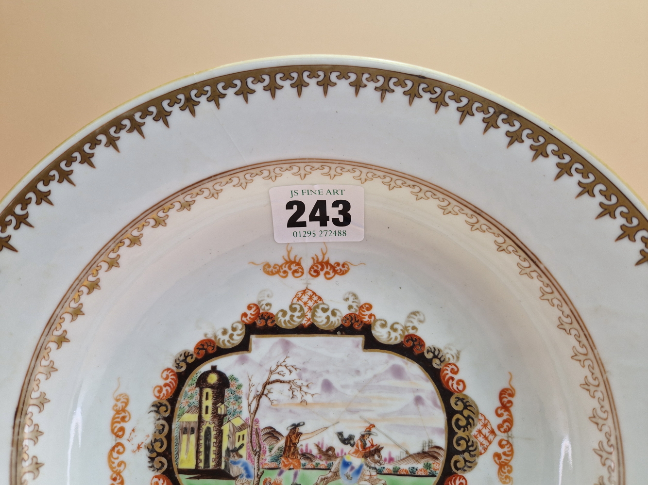 A LATE 18th C. CHINESE SOUP PLATE CENTRALLY PAINTED WITH A MEISSEN STYLE VIGNETTE OF A EUROPEAN - Image 4 of 11