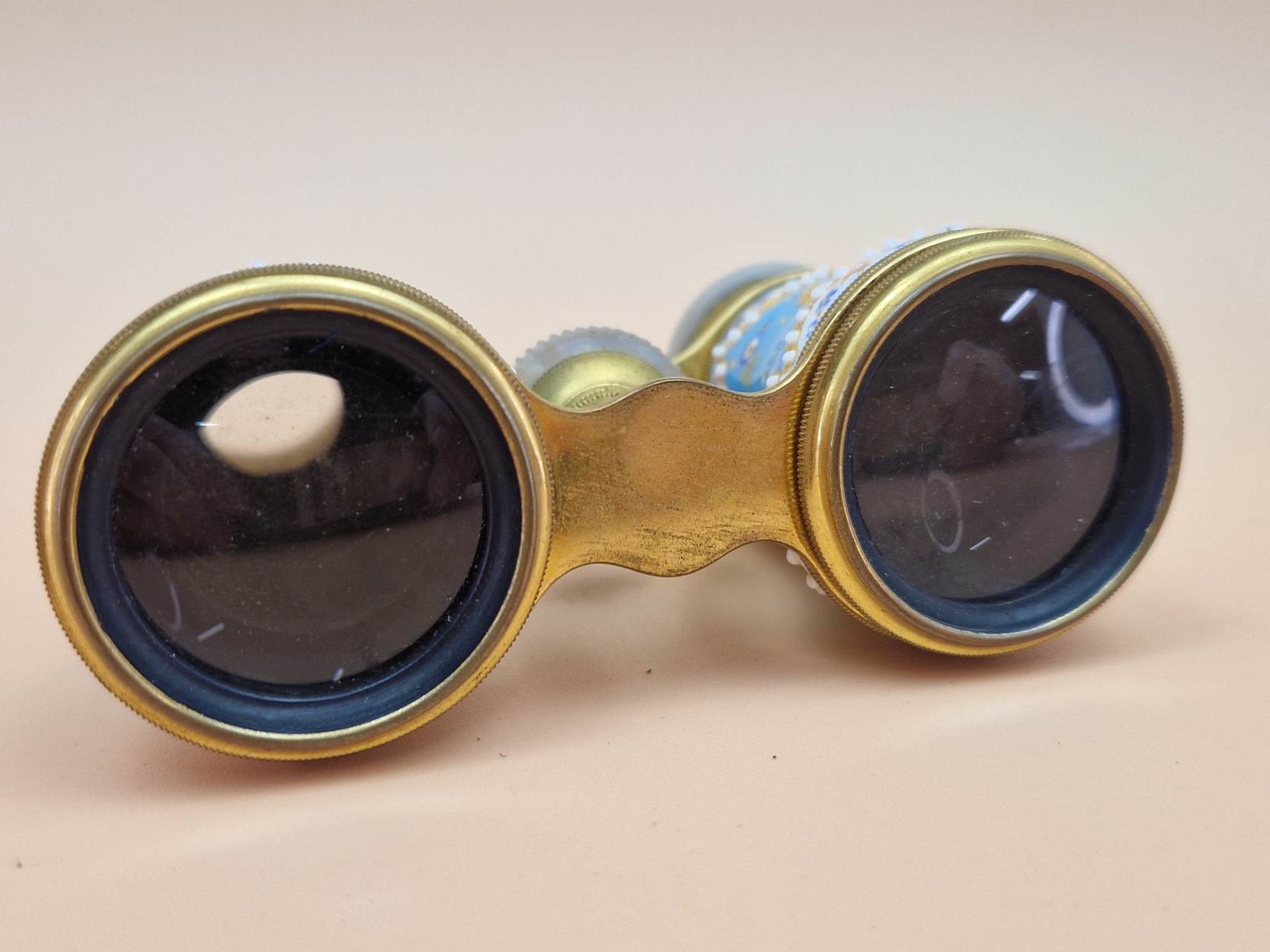 A LEATHER CASED PAIR OF OPERA GLASSES WITH JEWELLED AND FLOWER PAINTED BLUE GROUND ENAMEL BARRELS - Image 4 of 7
