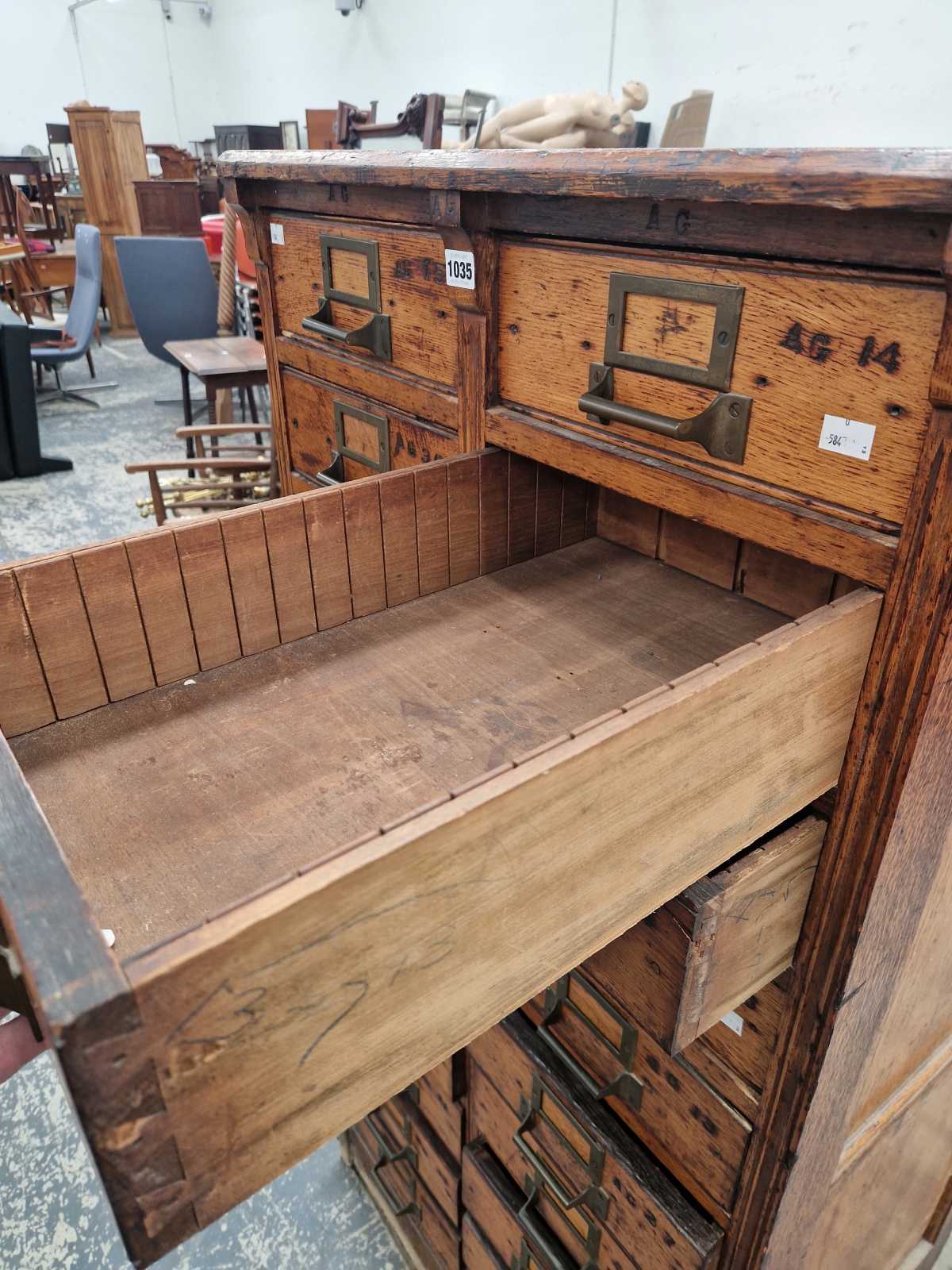AN OAK VINTAGE CABINET OF TWO BANKS OF TEN DRAWERS EACH TO TAKE DIVISIONS TO FORM COMPARTMENTS. - Image 5 of 8