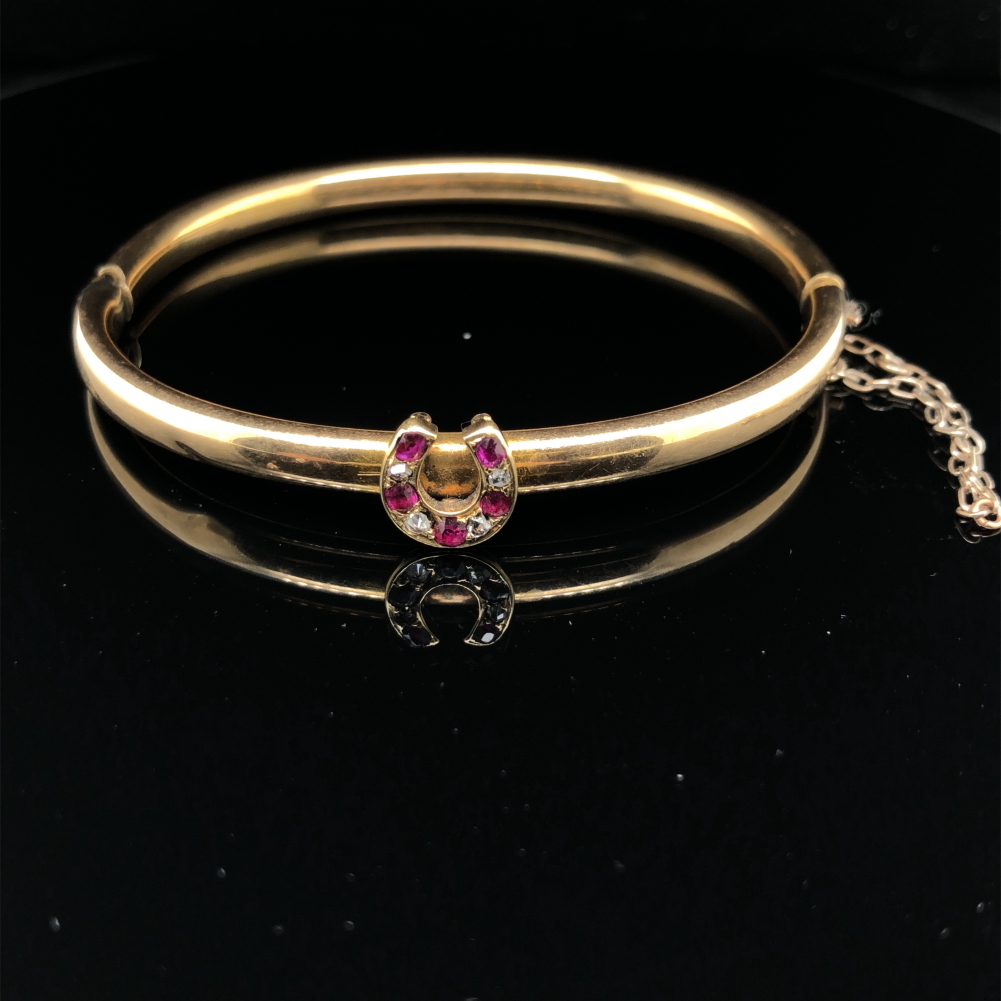 AN ANTIQUE BANGLE SET WITH A RUBY AND DIAMOND HORSESHOE. THE HINGED BANGLE UNHALLMARKED, ASSESSED AS - Image 3 of 8