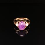 A VINTAGE 9ct HALLMARKED OVAL CABOCHON AMETHYST AND PEARL RING DATED BIRMINGHAM 1972, FINGER SIZE