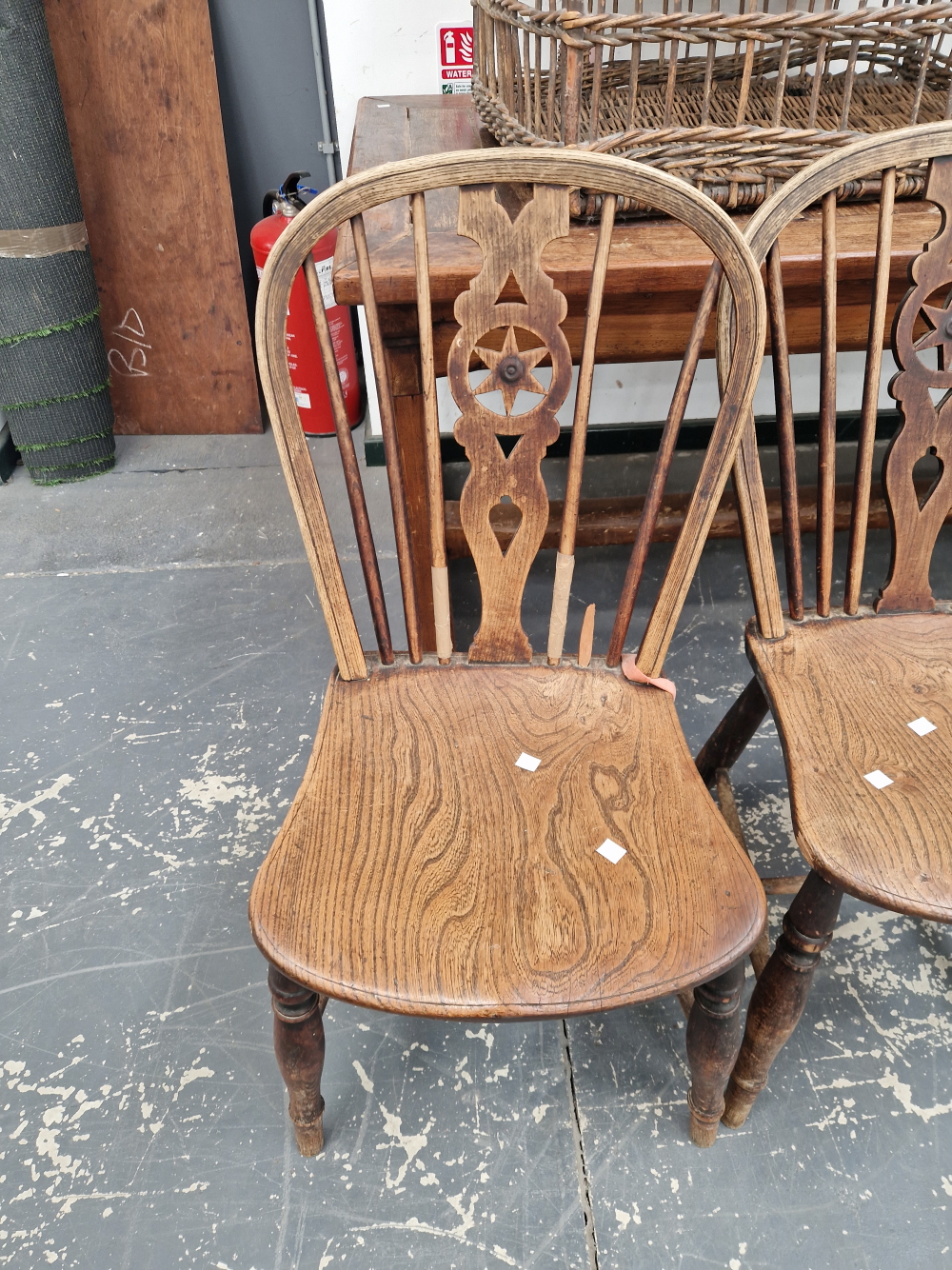 A SET OF FOUR WHEEL BACKED WINDSOR CHAIRS - Image 2 of 7