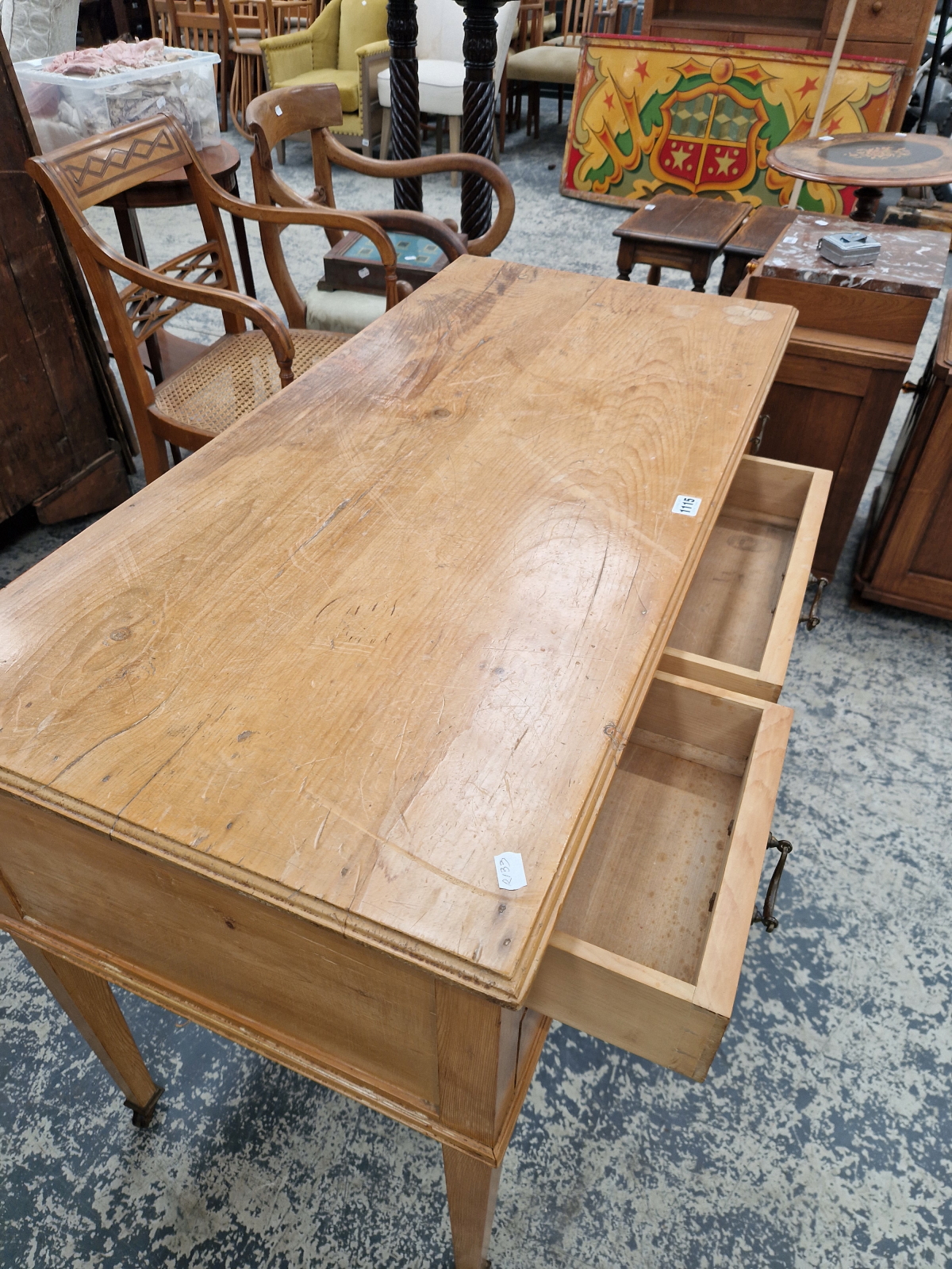 AN ANTIQUE PINE DRESSING TABLE WITH 5 DRAWERS ON SQUARE TAPER LEGS. - Image 5 of 5