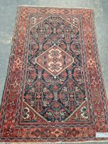 AN ANTIQUE PERSIAN MAHAL RUG 197 x 128 cm