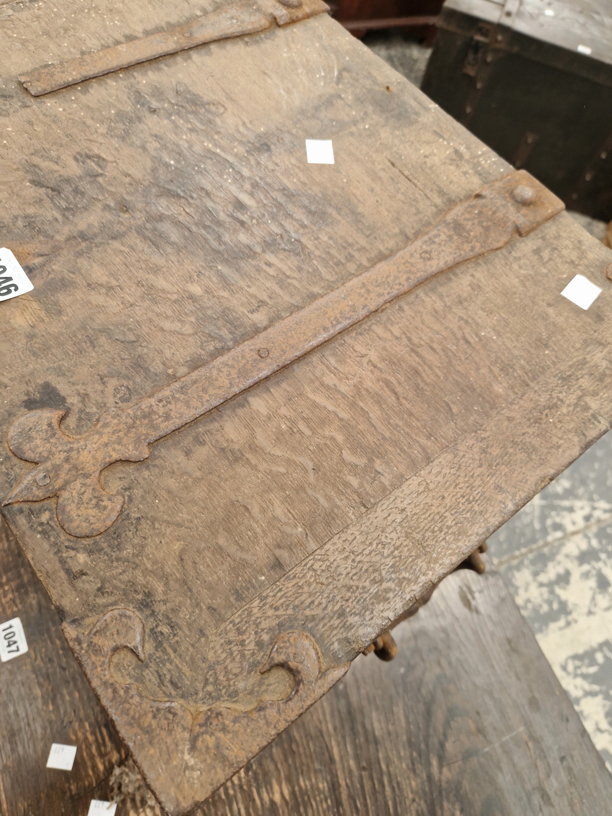 AN IRON BOUND TWO HANDLED OAK STRONG BOX BEARING THE DATE 1689 INSIDE THE HINGED LID - Image 3 of 7