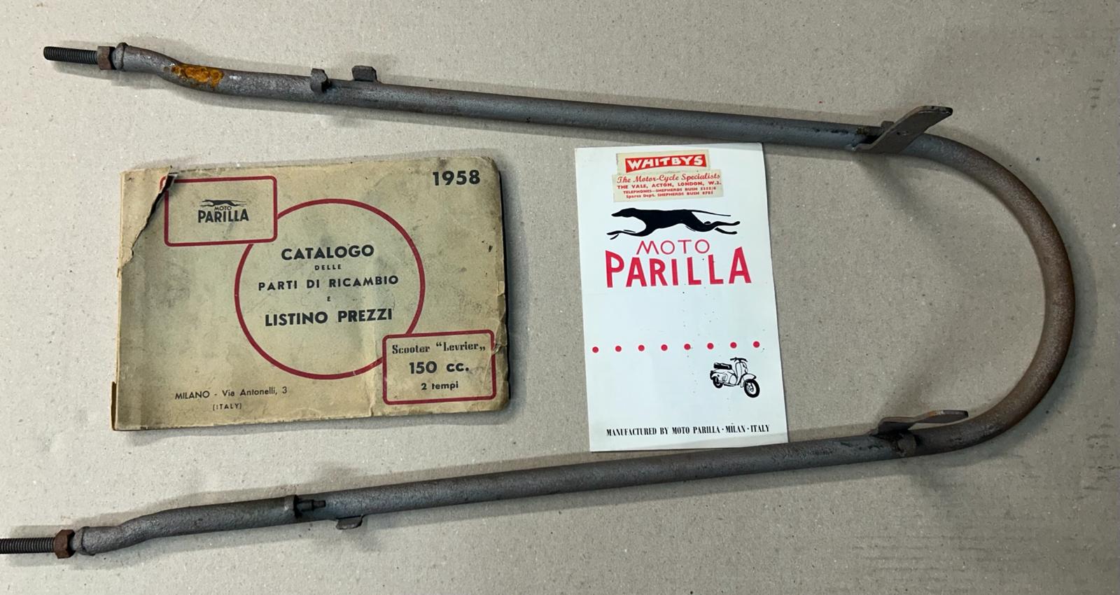 A VINTAGE PARILLA SCOOTER SEAT MOUNT AND TWO ASSOCIATED BOOKLETS.