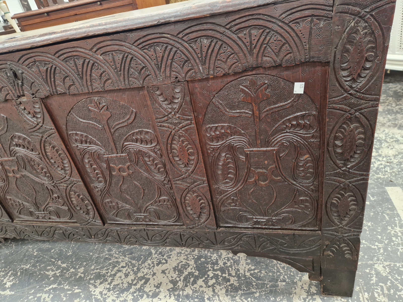 AN ANTIQUE OAK COFFER WITH THE FOUR PANELS TO THE FRONT CARVED WITH FOLIAGE.   W 149 x D 59 x H - Image 4 of 5